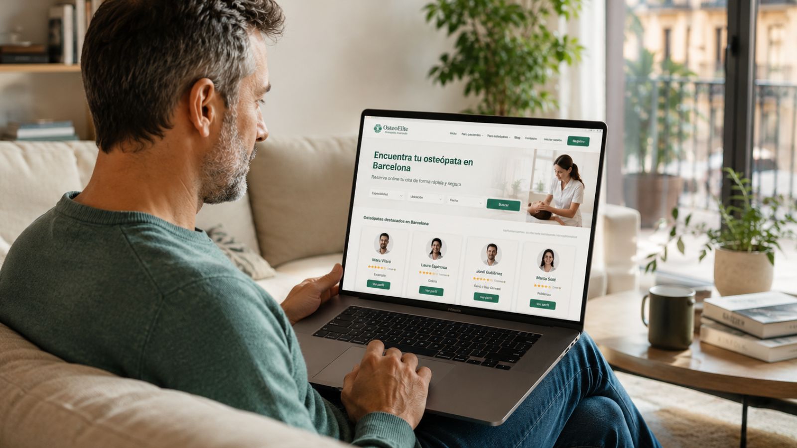 Profesional consultando el directorio OsteoElite desde su portátil